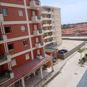 01 appartement de 04 pièces